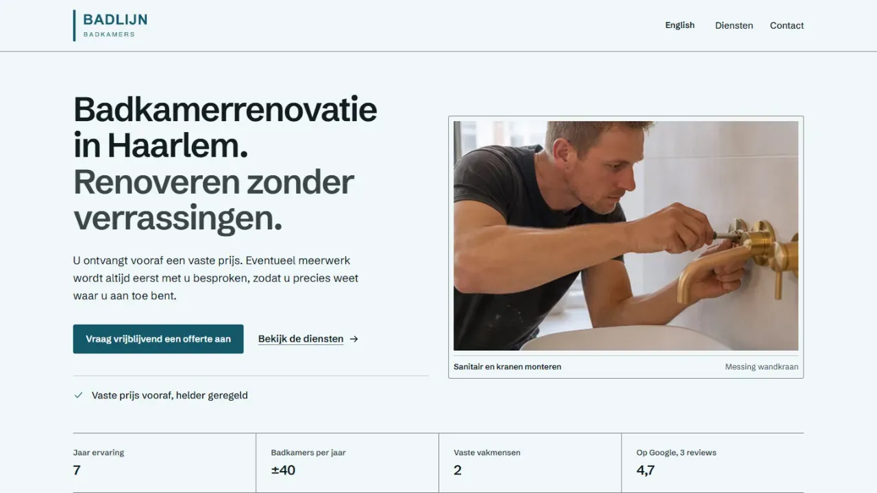 Voorbeeldwebsite voor Badlijn Badkamers met de kop Badkamerrenovatie in Haarlem naast een installateur aan het werk